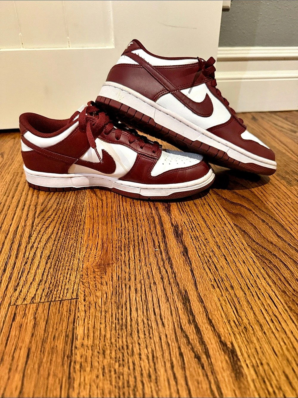 Nike Dunk Low Sneakers in burgandy & White Like New